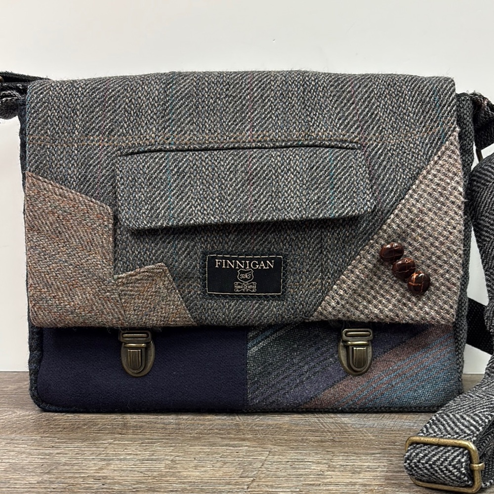 Finnigan 15” Laptop Messenger Bag
